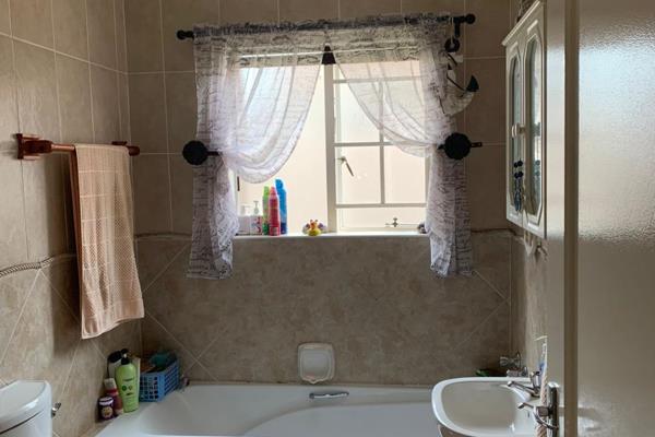 Lovely 4 Bedroom House in a secure estate. 24 Hour Security.
15 Minutes from OR Tambo ...