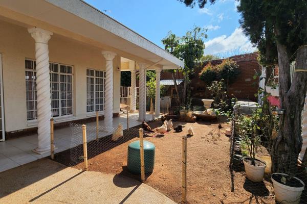 A spacious and well designed 5 bedroom home available for sale in Laudium ext 3.

Boasting 5 bedrooms with 2.5 full bathrooms!

As you ...