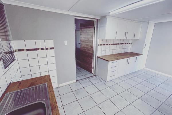 1 Bedroom apartment to let in Top Town Queenstown/Komani. This secure apartment is cozy and close to the Top Town schools. One bedroom ...