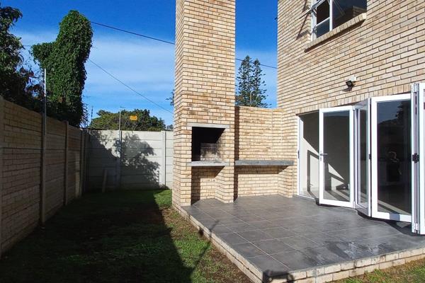 This modern contemporary corner unit offers:

Spacious open plan fitted kitchen with ...