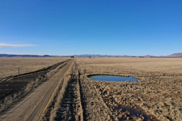 This grazing unit is located on the district road (D660) and has the appropriate cattle ...