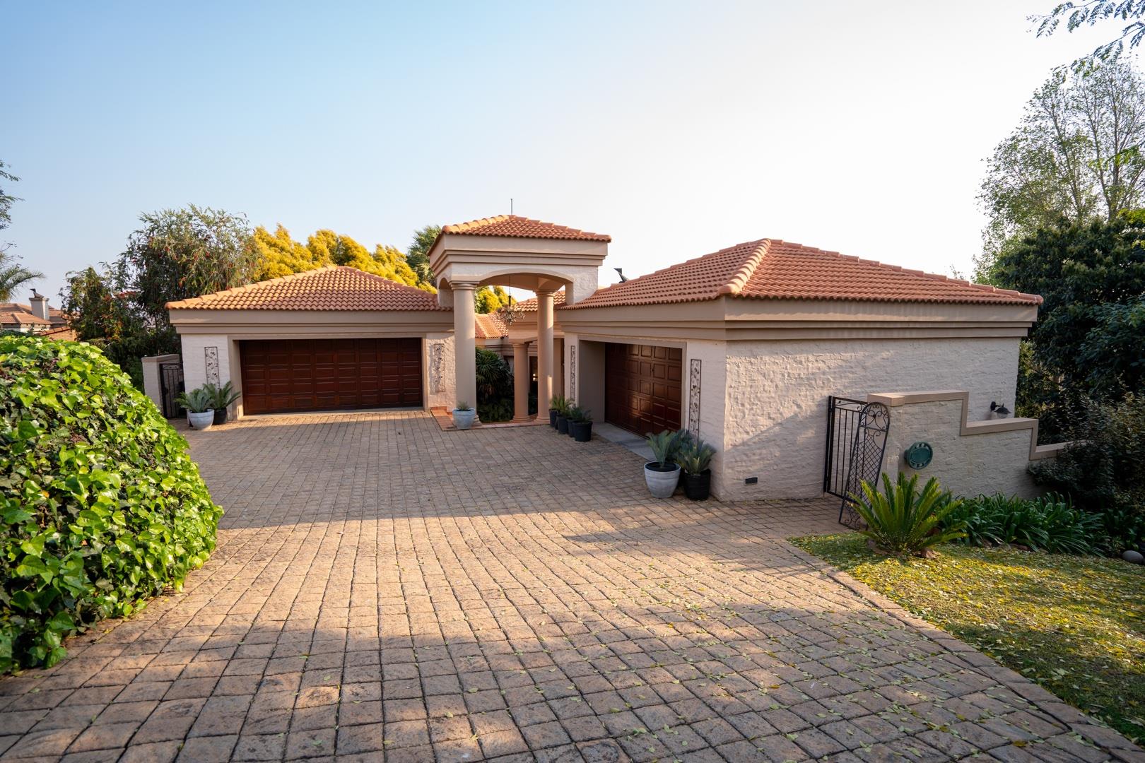 4 Bedroom House for sale in Woodhill Golf Estate - P24-111614896