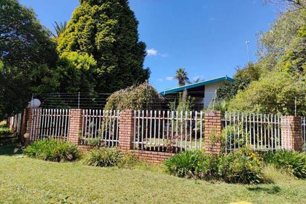 Spacious family home in Kempton Park.
It welcomes you in a Large tiled entrance ...