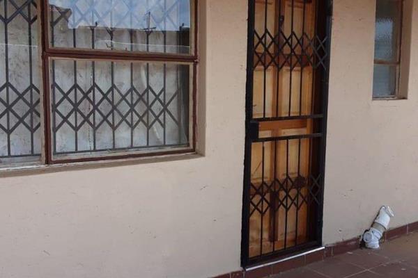 Bachelor Flats to rent in Sovenga Mankweng, close to the University of Limpopo.
Water included
Prepaid Electricity