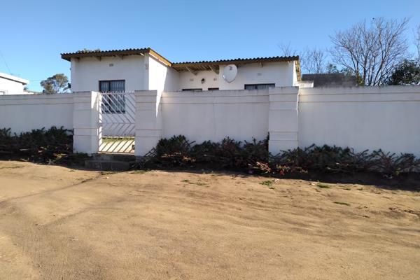 A beautiful house in a huge plot close to Zwelitsha Hotel and all amenities.

This house boasts with a very neat, walled and huge ...