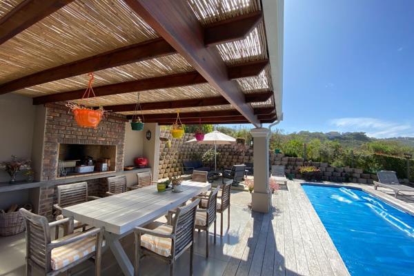 3 Bedrooms/3 Bathrooms - Sleeps 6.
Light and neat single story Home with views of the ...