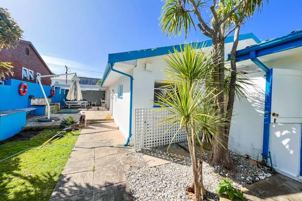 This beautiful family home is perfectly positioned just a short walk to two of Knysna&#39;s best bays, Bollards Bay and The Green hole. ...