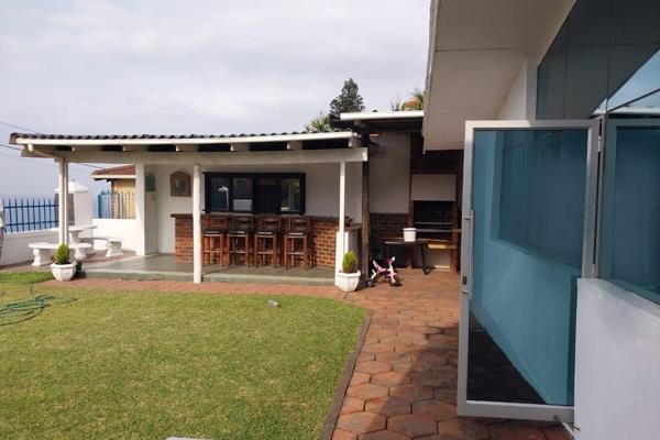 A beautiful open lounge and dinning room,
A stunning modern kitchen,
3 Bedrooms with ...