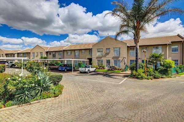 Lovely apartment set in 24 hour security complex walking distance to Martin School Primary, Just a few minutes to East Rand Mall ...