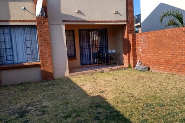 Sizwe Mlungwana presents this stunning property to the market.
It situated in a secure complex, close to amenities.
Your new home ...