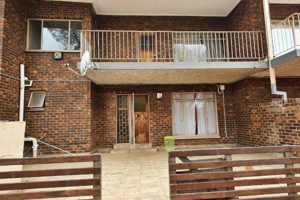 Comes with kitchen;
Lounge and dining area in one;
2 Separate toilets (One is upstairs and the other is downstairs);
Balcony at top ...