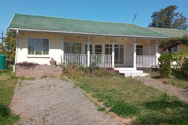 A Beautiful house for Sale in Southernwood, Mthatha! 

The Main house comprises of
3 bedrooms with built in cupboards 
Fully fitted ...