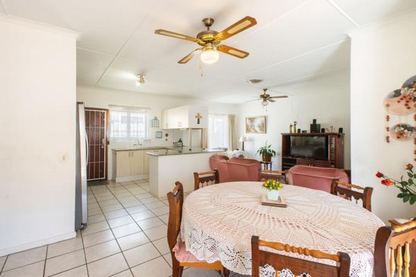 SOLE MANDATE
This neat family home offers 3 bedrooms and 2 bathrooms. The main bedroom ...