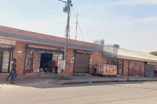 This retail building consist of 8 shops. 7 shops are 90m2 and 1 is 45m2. Three of those shops have tenants and 5 closed due to covid ...