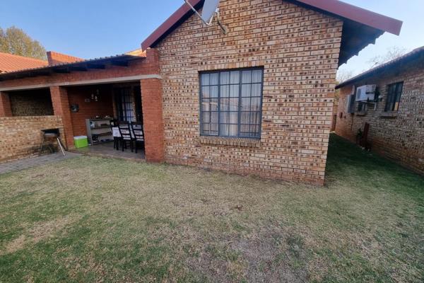 This property is located in the CBD of Meyerton and walking distance to town. 
Enclosed yard and Pet friendly. Property is based in ...