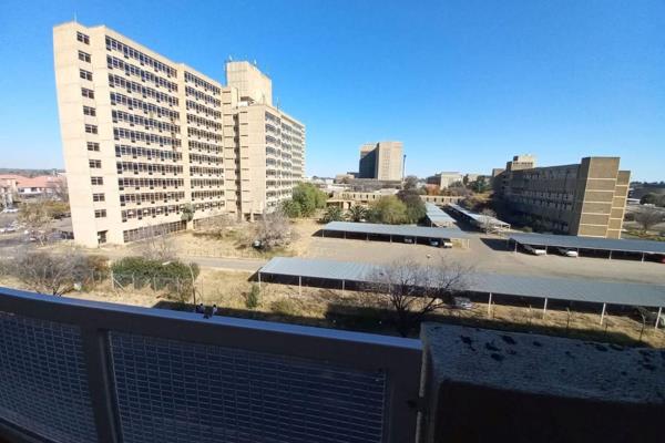 Exclusive mandate!!

Rental income of R8400 currently.
A block unit with a beautiful view.
Occupied with two tenants.
Fully furnished ...