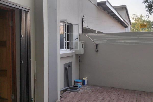 We are proud to present this stunning 3 bedroom townhouse with an adjoined 1 bedroom apartment here in Pretoria North

The main house ...