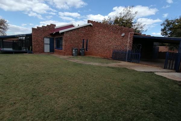 This convenient face-brick family home is situated in a great area, close to both primary and high-school. 

There are a total of ...