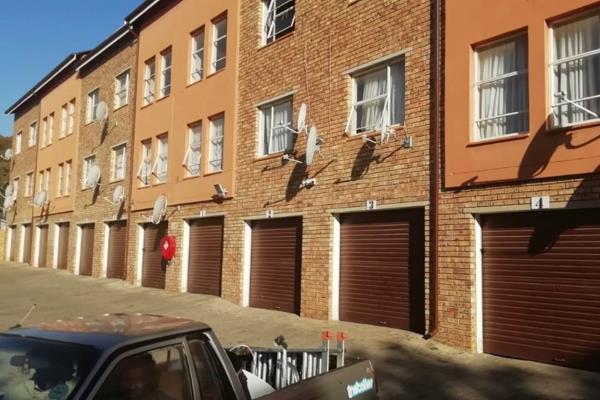 One bedroom duplex in a security complex for sale in Kempton Park Central.  This lovely ...