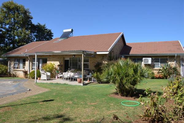 Perfect for the entertainer. Open plan kitchen and living and dinning areas with built-in braai. This tiled roof house is low ...