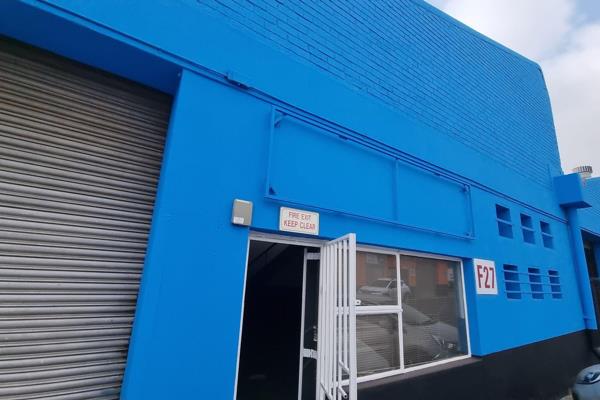 This neat warehouse is located within a 24/7 access controlled secured industrial park which is in close proximity to the N3, N12, N17 ...