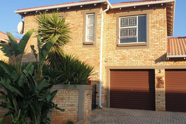 Three bedroom, Two and a half bathroom townhouse to rent in Wilgeheuwel.

Open plan ...