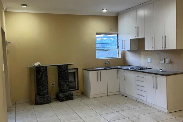 Large one bedroom cottage 
Clean and renovated property 
Close to main road, parks ...