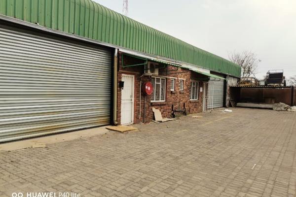 This is a 450 square meter warehouse in a very neat complex in Lephalale. Warehouse has high ceilings for big trucks, a shutter door ...