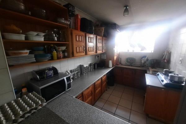 Vanderbijlpark

Beautiful 3rd Floor Complex in CW 2 !!

This property offers you:

- 2 Bedrooms
- 1 Bathrooms
- Kitchen with ...