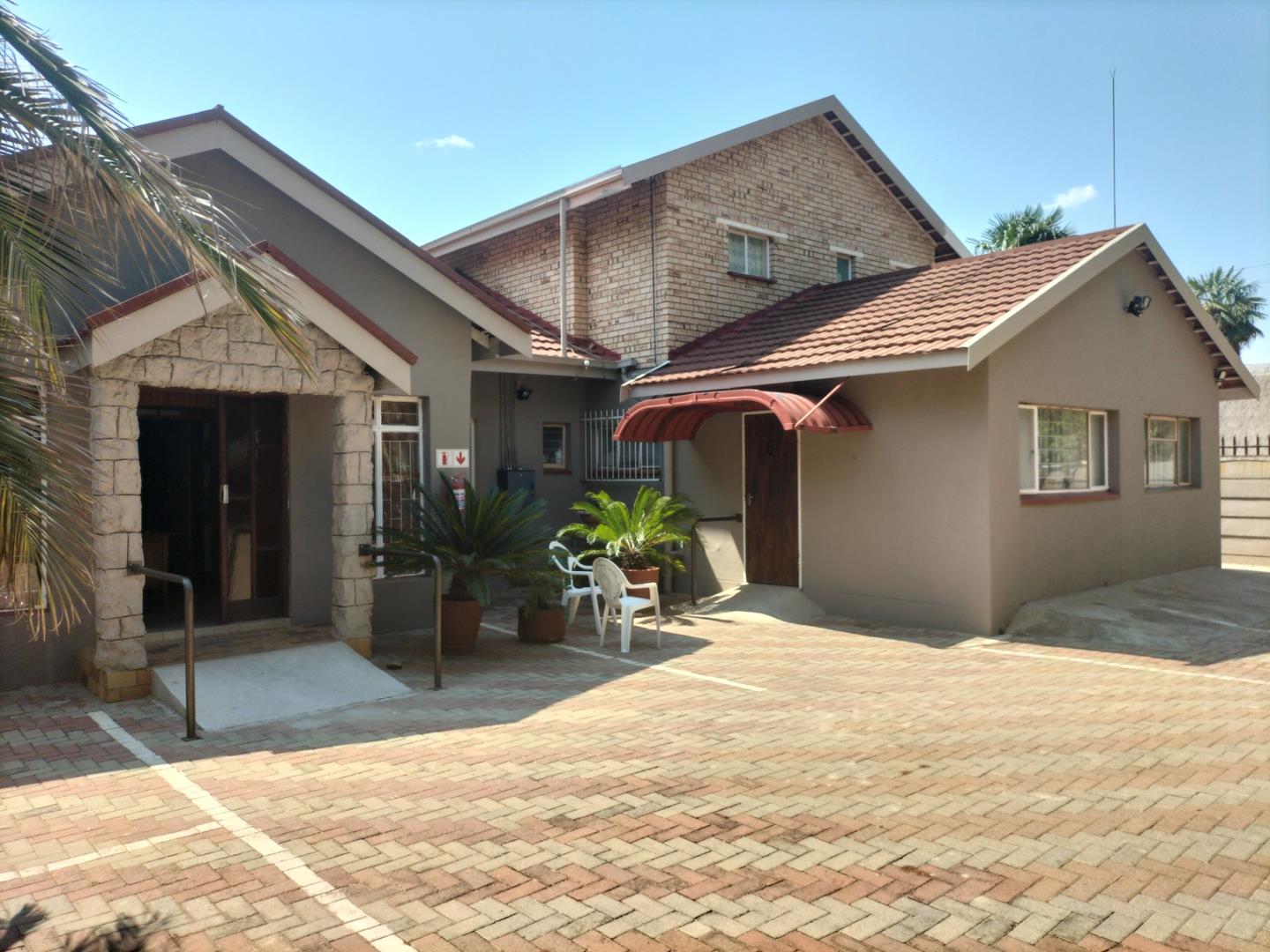 House for sale in Stilfontein Ext 4 - P24-111751575