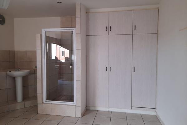 Bachelors flat with .parking

Situated in a quiet area of town.

Municipal, Water and R250 prepaid electricity is paid by the ...