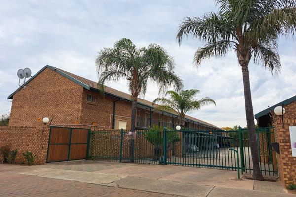 This 27m&#178; bachelor flat is great for an investor or couple. Current rental income of R3700 per month (contract expired October ...