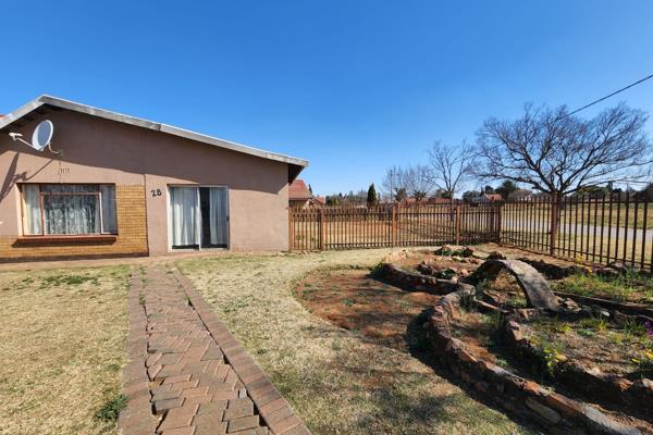 Corner stand house ideal for startup family in Vereeniging Homer | Steelpark with massive yard space.

5 bedroom house needs tlc! ...