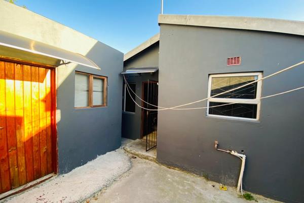 2 bedrooms, lounge, family bathroom and kitchen and 2 flats outside. Closed yard with 1 small gate, can build garage. No gyser