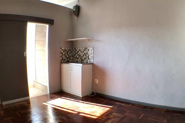 Situated on Voortrekker Road. This is a bachelor flat.

It offers a bedroom space with a single sink area in the corner. This unit has ...