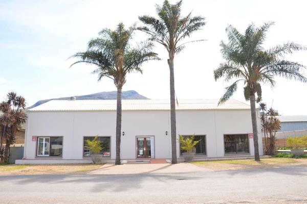 This business building of 616m&#178; is located on a 984m&#178; plot . It is located in the industrial area of ??Villiersdorp.

The ...