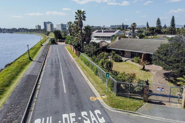 This spacious, 3/4 bedroom, 3 1/2  bathroom family home in Esplande Milnerton Beach Front is on for rental. (This includes a small ...