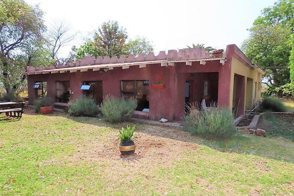 This farm is situated in the Vastfontein area, north of Montana Pretoria.
The main house offers 3 bedrooms, 2 Bathrooms, 3 living ...