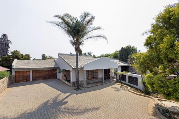 This family home is situated in the leafy area of Sunward Park, Boksburg. Modern ...