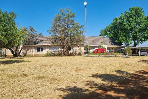 Property Breakdown
Plot is 2 Hectares in size with 3 houses and 6 cottages.  Large swimming pool and squash court on the property.  ...