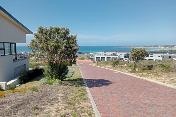 Slightly sloped stand in the popular Duine Estate in Stillbay East with walking distance to the main beach.
 An investment opportunity ...