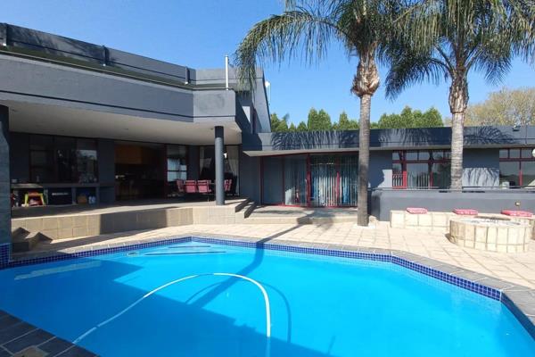 This 3-storey gem, located in the well-known Constantia Glen Security Village, has recently been renovated. Access to the security ...