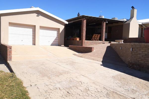 Beautiful property up for sale almost 10 km outside of Upington.

There are 4 bedrooms with built in cupboards and 2 ...