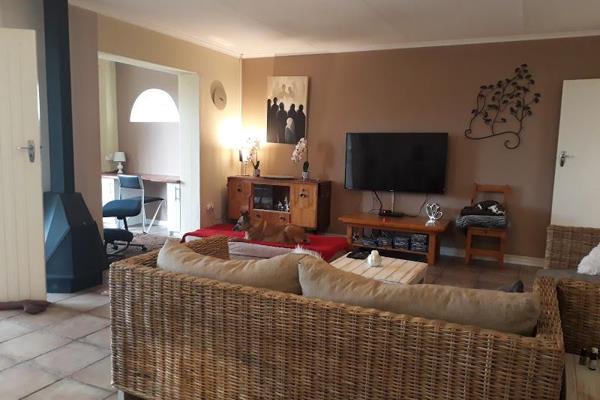 3 Bedroom PET-FRIENDLY house with 2 Outdoor Entertainment Areas 
Included in Rental - ...