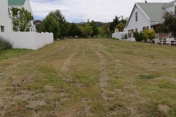 This lovely 750sqm plot adjacent to the greenbelt is now available at the Theewaterskloof Country Estate situated +-7km&#39;s from ...