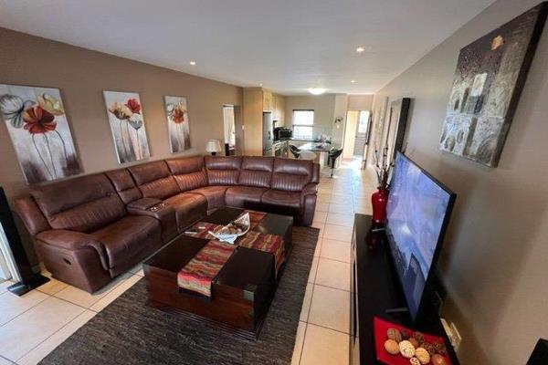 Vaal River views!
Come relax on the Vaal, in this beautiful 3 bedrooms, 2 bathrooms, open plan lounge, dining room and kitchen ...