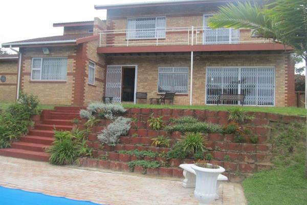 Spacious double storey calsi brick home with sea views, cottage and pool situated on a private, pan handle property.

Downstairs:
The ...
