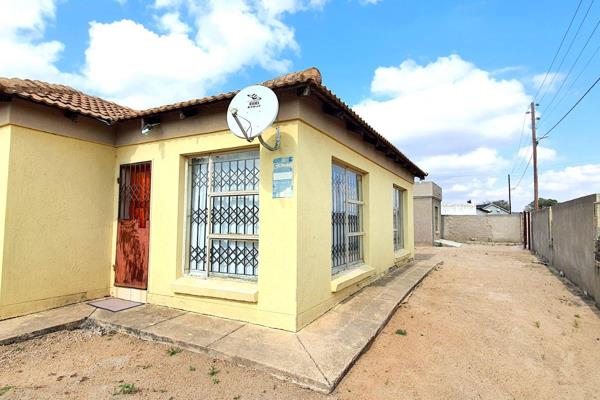 CASH BUYERS 
This is a beautiful home with 2 bedrooms and 1 Bathroom, in a perfect location. It also has a 1-bedroom flatlet. ...