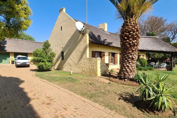 4 Bedroom thatched roof house for sale in Deneysville near the Vaal Dam.
Open plan living/dining/tv room. Kitchen with build in ...