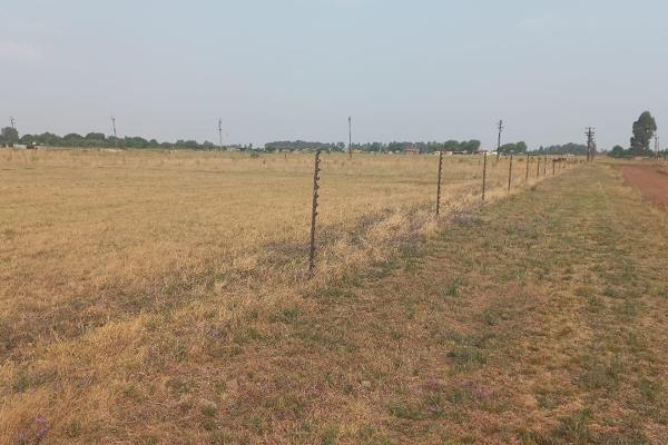 Wow this is a beautiful piece of land, situated in a perfect area for any farming or development needs

Keep in  mind the bank ...